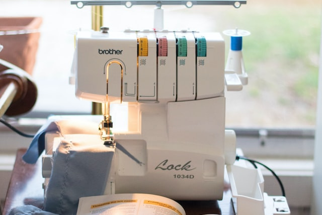 What-Is-The-Difference-Between-a-Serger-and-a-Sewing-Machine